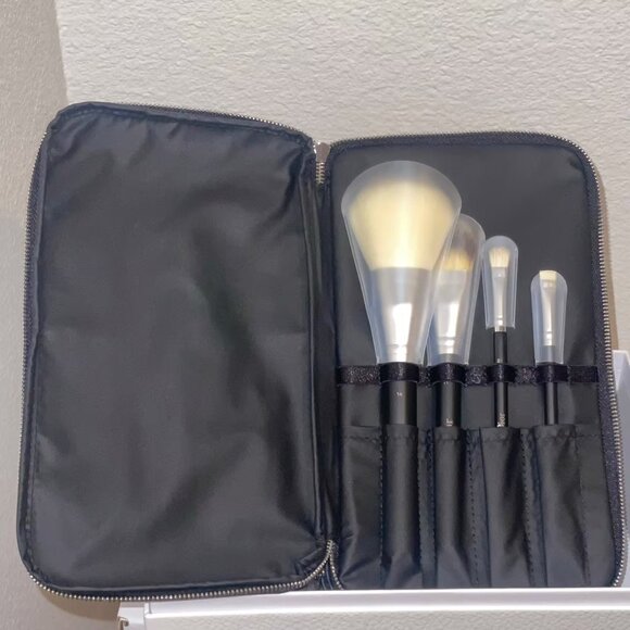 GIFTABLE! Exclusive VIP Dior Backstage Makeup Brush Set & Pouch - Picture 2 of 2